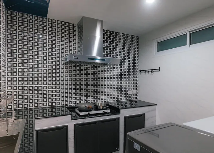 Prime Sukhumvit Modern Home, Phrom Phong Bts, Em District, Up To 14 Guests Villa *
